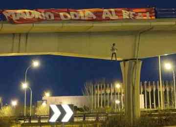 Torcida ultra pendurou um boneco vestindo a camisa 20 do jogador em uma ponte próxima ao CT do Real Madrid; times se enfrentam nesta quinta pela Copa do Rei