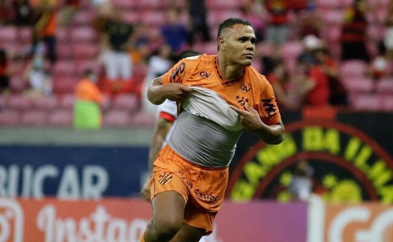 Destaque do Sport no Brasileiro, o Amrica tem o interesse na contratao do atacante Mikael. A diretoria do Coelho j contactou o agente do jogador para saber sobre a situao do atleta