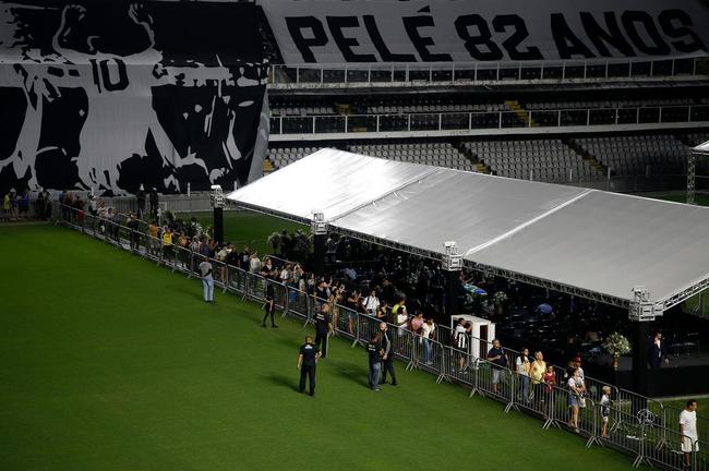 Os últimos momentos do velório de Pelé, na Vila Belmiro, estádio do Santos.