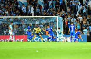 Lautaro Martnez, nome do jogo, marcou o segundo gol do Racing ainda no primeiro tempo