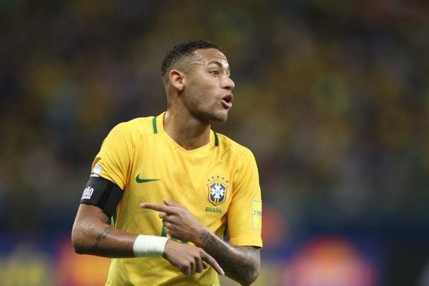 Alegria de Neymar no Mineiro e decepo de Messi, visivelmente abatido no jogo