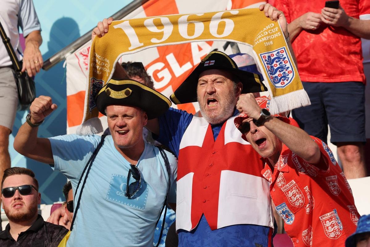 Os torcedores de Inglaterra e Ir no primeiro jogo do Grupo B na Copa do Mundo.