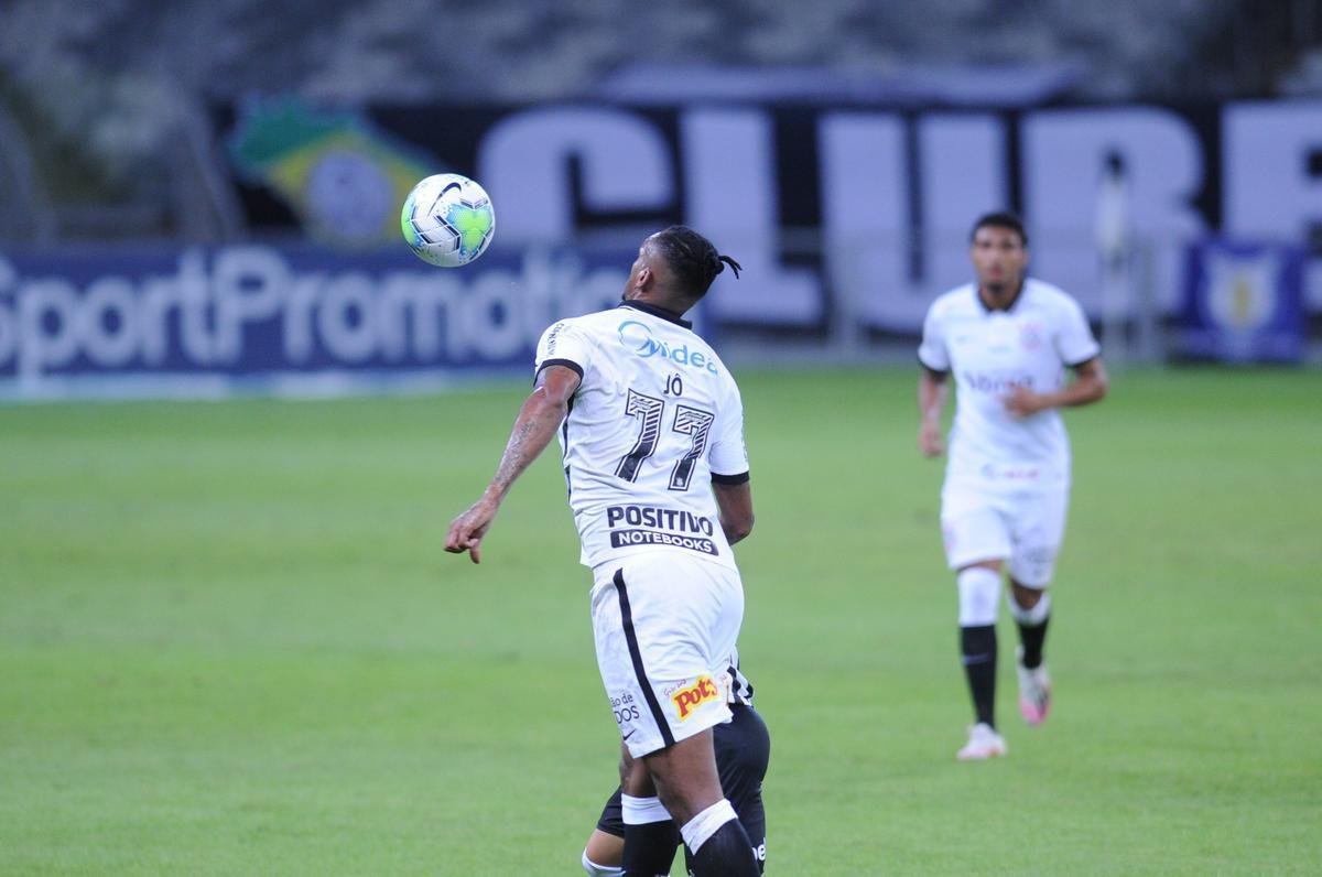 Araos marcou o segundo gol do Corinthians no Mineiro (Alexandre Guzanshe / EM DA PRESS)