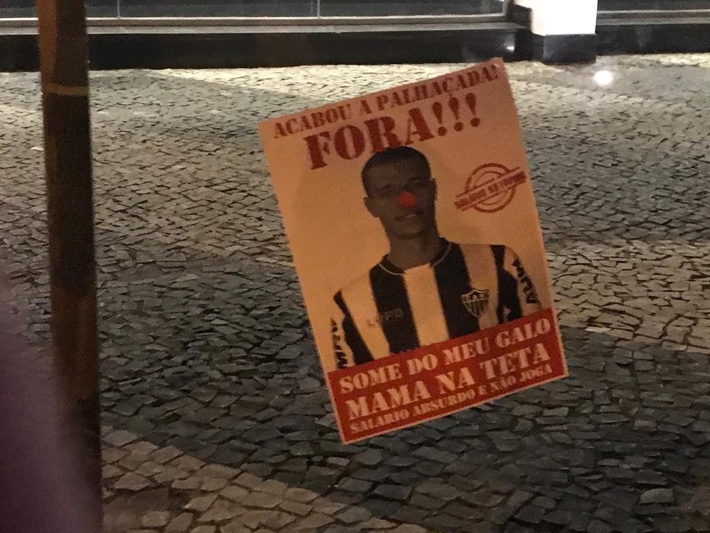 Imagens do protesto da torcida do Atltico na sede de Lourdes