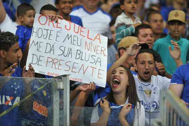 Lateral-direito Orejuela deu camisa a torcedora do Cruzeiro depois de vitria sobre o Santos, por 2 a 0, no Mineiro, pela 15 rodada do Campeonato Brasileiro. Rafaela Soares levou cartaz ao estdio pedindo uniforme do colombiano como presente de aniversrio.