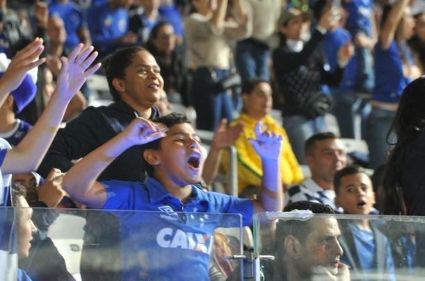 Imagens das torcidas de Cruzeiro e Corinthians no Mineiro