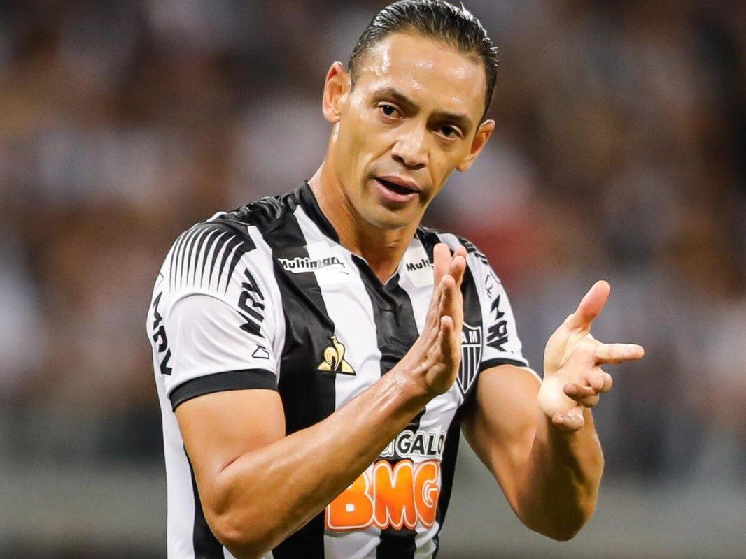 Ricardo Oliveira - Mais um jogador afastado por Jorge Sampaoli no Atlético. O jogador seguiu treinando separadamente até acionar o clube na Justiça e conseguir a rescisão. Livre, assinou com o Coritiba. São cinco jogos, mas ele ainda não balançou as redes.