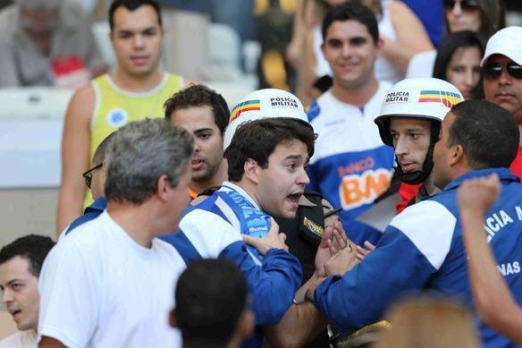 Imagens da torcida do Cruzeiro no clssico contra o Atltico 