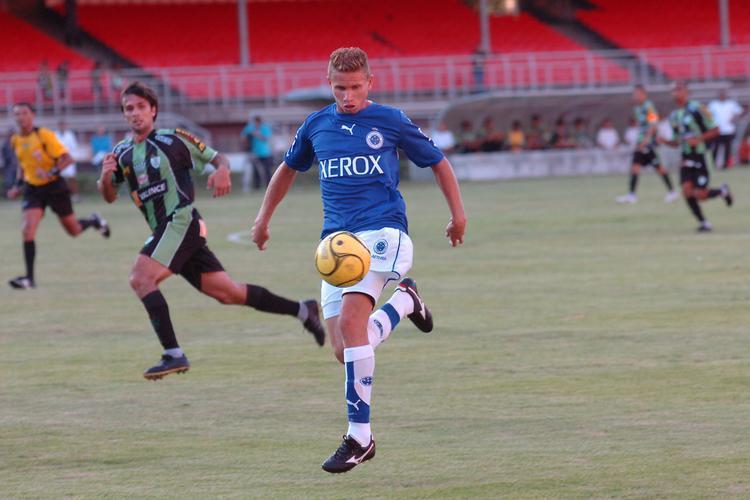 Sandro, ex-meia do Cruzeiro, cr em um jogo muito parelho, por isso, apostou em um empate por 1 a 1. ''Eu acho que clssico s tem favorito fora das quatro linhas, independente de quem esteja vivendo um melhor momento.  uma partida que vai ser sempre definida em detalhes''. O ex-jogador fez 109 partidas e cinco gols pela Raposa entre 2003 e 2008.