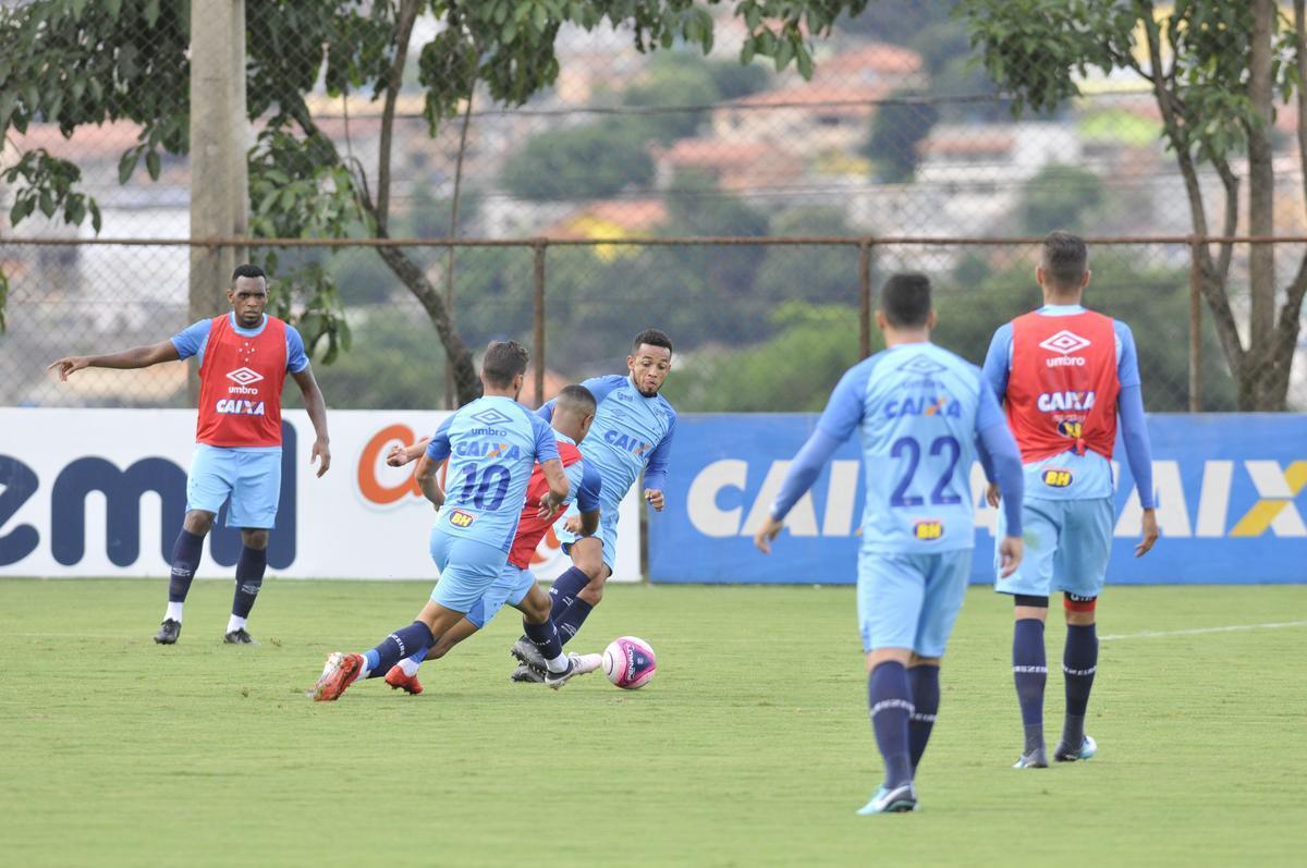 Mano Menezes montou Cruzeiro que deve encarar o Villa Nova no sbado e promoveu trs mudanas em relao ao ltimo jogo: Murilo entrou na vaga de Leo, Egdio no lugar de Marcelo Hermes e Robinho deu lugar a Ariel Cabral