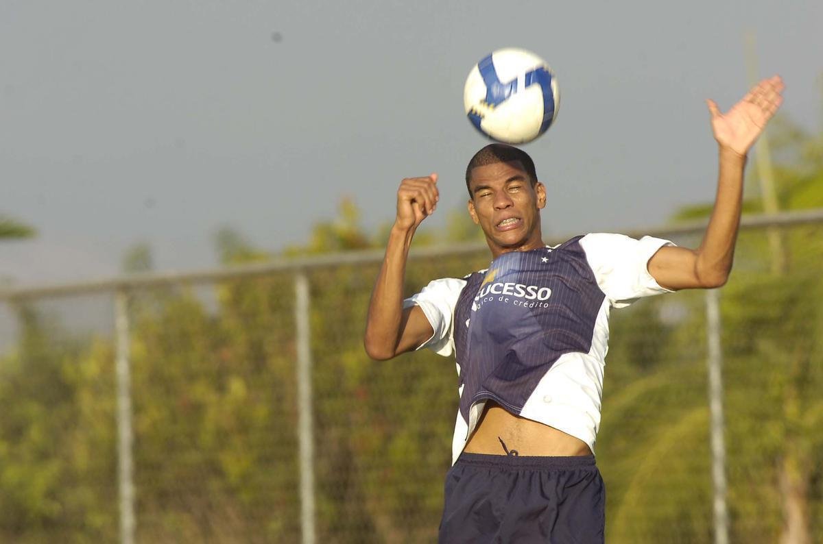 Leonardo Silva fez 11 gols em 73 partidas pelo Cruzeiro entre 2009 e 2010. Na primeira temporada, alcanou a respeitvel marca de sete gols em 49 jogos.