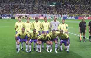 2002 - Camisa amarela com detalhes em verde ganhou evidncia em 2002, ano do quinto mundial do Brasil