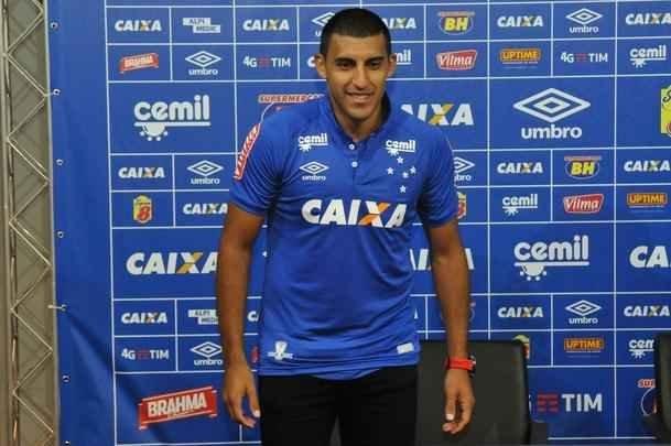 Cruzeiro apresentou para sua torcida no Mineiro os atacantes Sobis, camisa 7, e bila, que vestir a 50