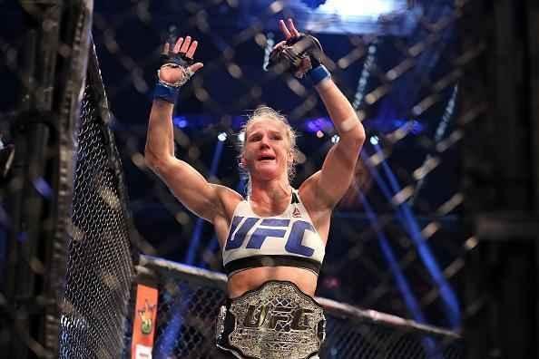 Ronda Rousey  nocauteada por Holly holm no segundo round e perde cinturo do peso galo feminino do UFC, na luta principal em Melbourne