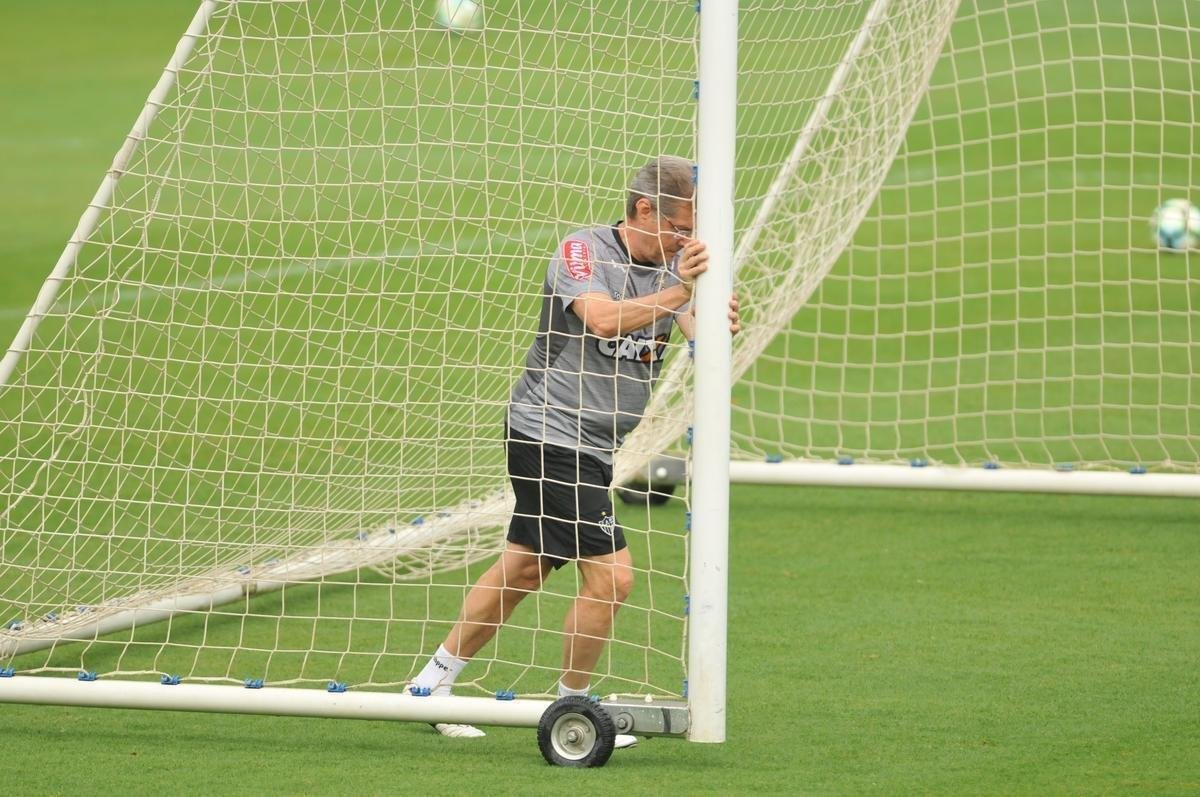 O elenco do Atltico treinou nesta quinta-feira de olho no jogo contra o Corinthians, neste domingo