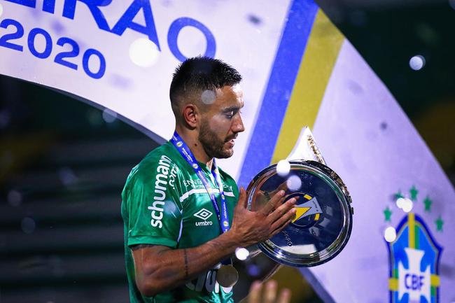 Alan Ruschel - o experiente lateral-esquerdo, de 31 anos, levantou o trofu da Srie B com a camisa da Chapecoense. O tcnico Lisca, do Amrica, chegou a conversar com o jogador nos ltimos dias, mas o Cruzeiro avanou na negociao e est prximo de fechar a sua contratao. A informao veiculada na Rdio Itatiaia e confirmada pelo Superesportes.