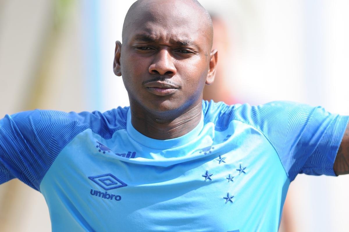 Sass (atacante) - chegou ao Cruzeiro aps troca com o Botafogo por Marcos Vincius. A participao da Raposa nos direitos econmicos do centroavante  de 45%.