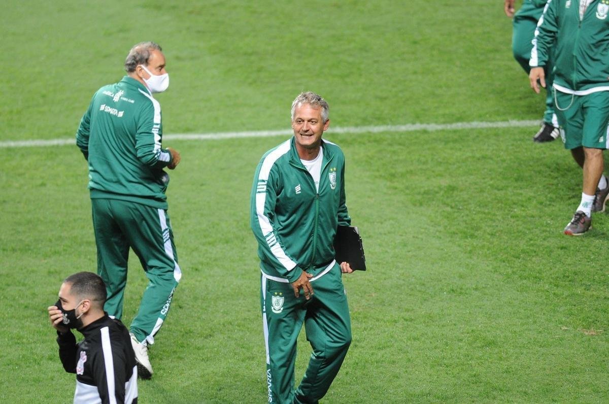 Gol de pnalti de Rodolfo deu ao Amrica o empate por 1 a 1 com o Corinthians e selou a classificao histrica s quartas de final da Copa do Brasil. Veja a festa do tcnico Lisca e dos jogadores no gramado do Independncia