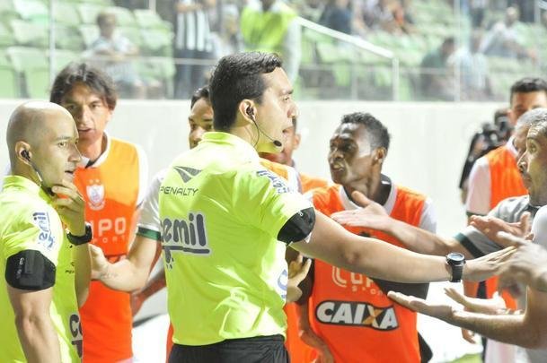 No segundo tempo, Amrica marcou gol em impedimento e lance gerou muitas reclamaes