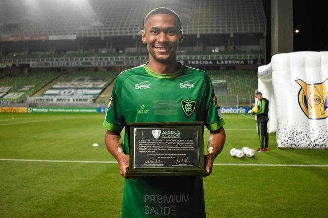 Amrica homenageou Ademir com placa e camisa alusivas  marca de 100 jogos pelo clube