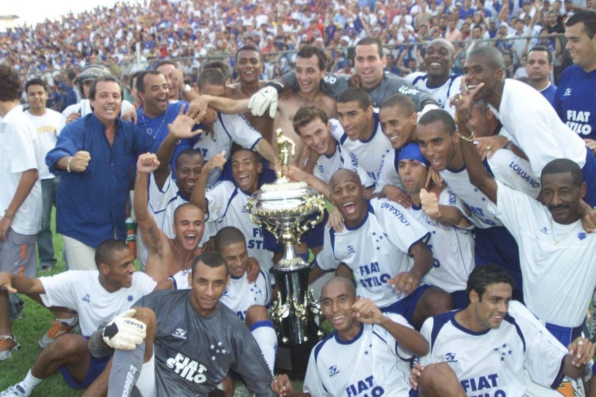 O primeiro passo do Cruzeiro em 2003 para alcanar a histrica Trplice Coroa foi dado em 16 de maro, com a conquista do Campeonato Mineiro de pontos corridos. A taa foi erguida de forma antecipada com a vitria por 4 a 0 sobre a URT, no estdio Zama Maciel, em Patos de Minas, pela 11 rodada. Deivid, Aristizbel, Alex e Maurinho marcaram os gols do triunfo. Em seguida, o elenco deu a volta olmpica, ergueu a taa diante dos cruzeirenses e desfilou em carro aberto pela cidade do interior de Minas. No retorno a BH, naquele mesmo dia, o grupo foi recebido com festa pela torcida no Aeroporto da Pampulha. O Cruzeiro foi campeo estadual invicto. O ltimo jogo foi contra o Tupi, no Mineiro.