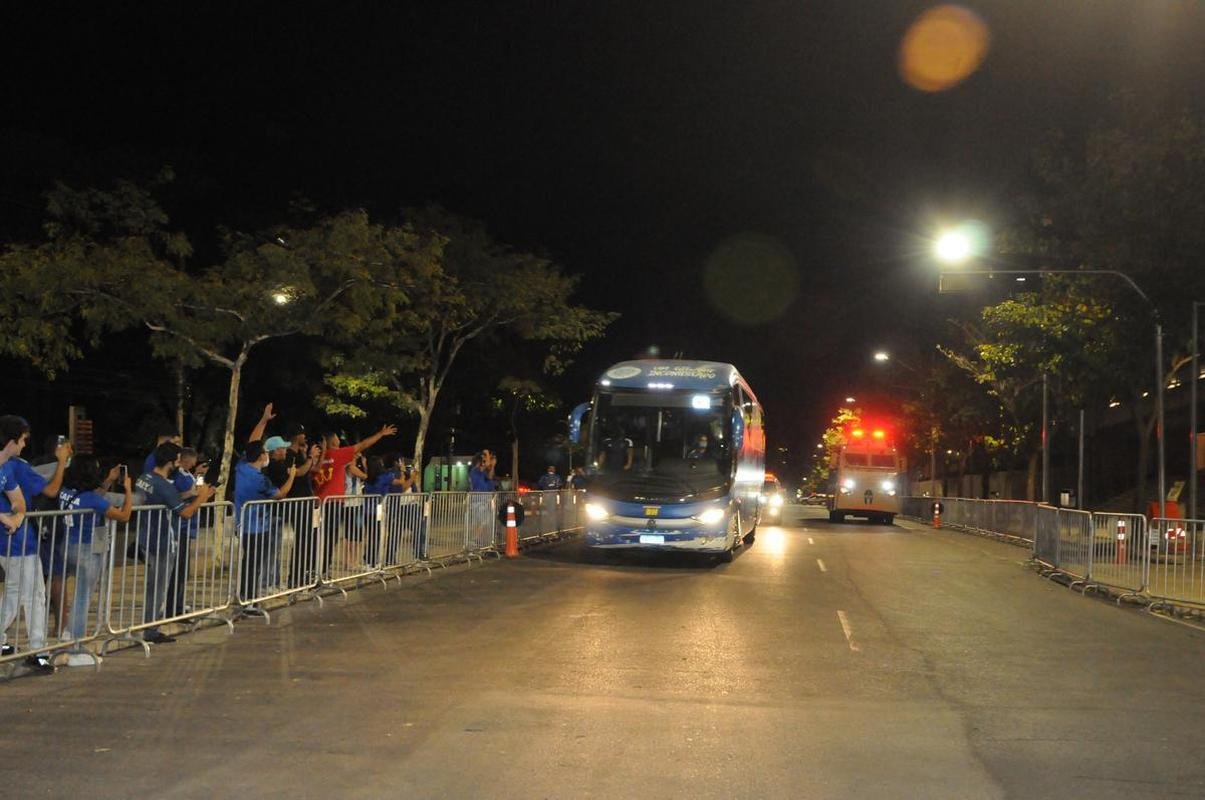 Torcida do Cruzeiro voltou ao Mineiro aps meses de ausncia devido  pandemia. Houve grandes filas devido  desorganizao do clube, que demorou a enviar funcionrios aos portes para fazer a conferncia dos exames de COVID-19. Na Alameda das Palmeiras, muitos cruzeirenses se aglomeraram e no usaram mscara prximo ao Bar do Peixe.