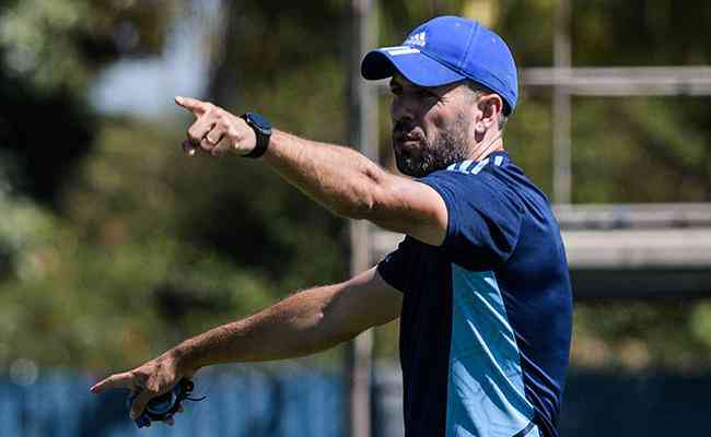 Paulo Pezzolano ter quatro sesses de treino antes de jogo do Cruzeiro contra o Sampaio Corra pela Srie B