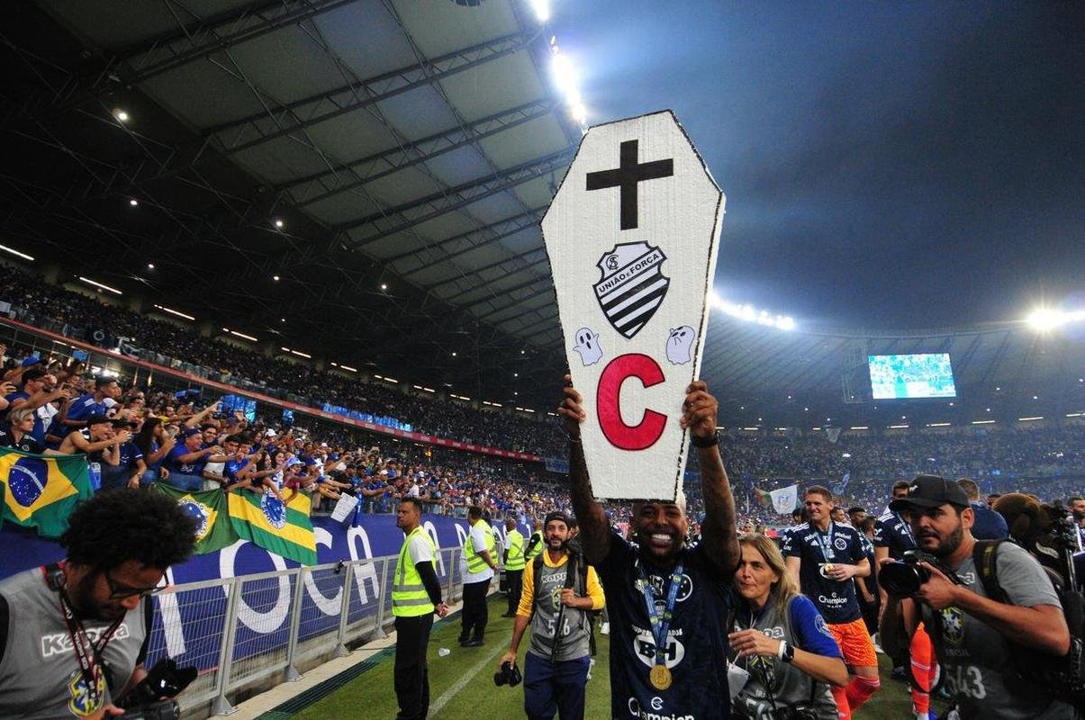 Cruzeiro levanta a taa da Srie B e faz festa no Mineiro