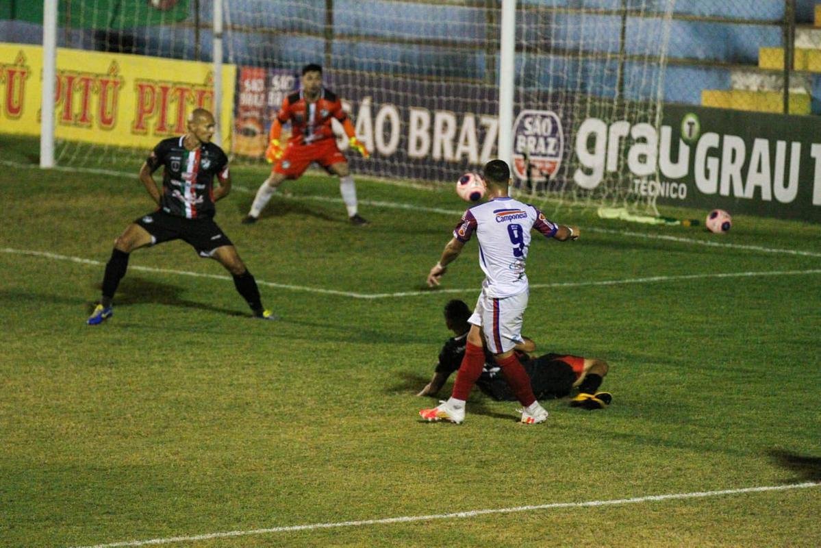 Jogando em casa, o Salgueiro foi melhor e imps o placar de 3 a 0 sobre o Afogados, confirmando a sua terceira deciso de ttulo do Campeonato Pernambucano, segunda contra o Santa Cruz.