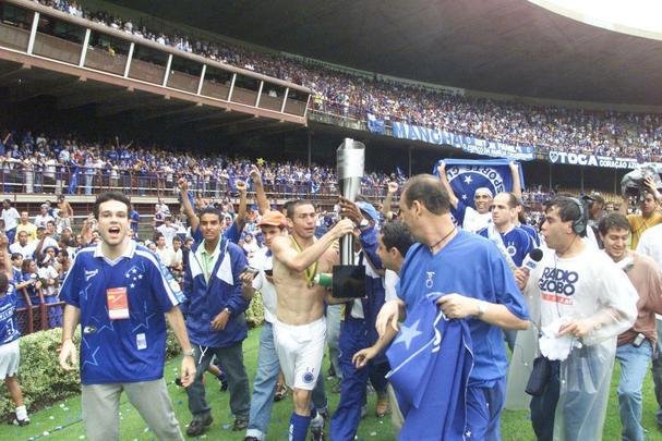 Com o ttulo brasileiro confirmado, o Cruzeiro fez no dia 7 de dezembro de 2003 o jogo da taa e das faixas contra o Fluminense, no Mineiro. Com show de Alex, autor de dois gols, o time celeste goleou os cariocas por 5 a 2 e promoveu nova festa da torcida azul em Belo Horizonte. Jogadores finalmente ergueram a taa oficial do Campeonato Brasileiro, cedida pela CBF, e deram a volta olmpica. Os campees brasileiros de 1966 tambm participaram das comemoraes no Gigante da Pampulha.
