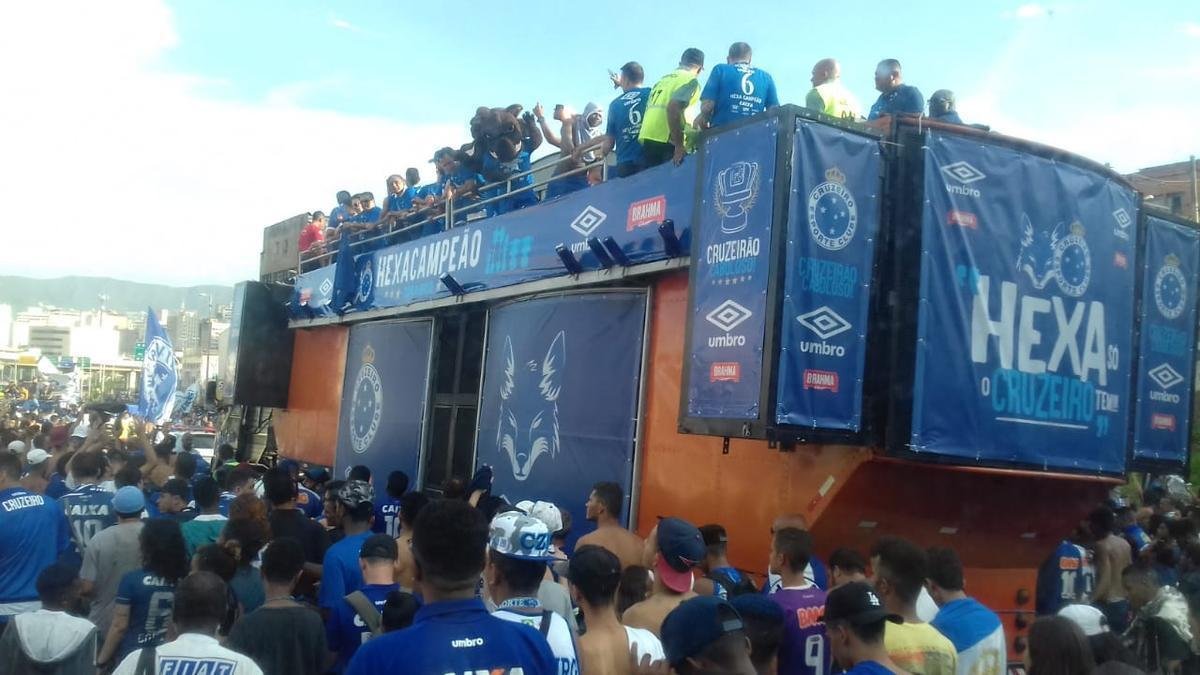 Antes de chegada  Praa Sete, caminho do Corpo de Bombeiros com jogadores do Cruzeiro passou pela Avenida Antnio Carlos, em Belo Horizonte