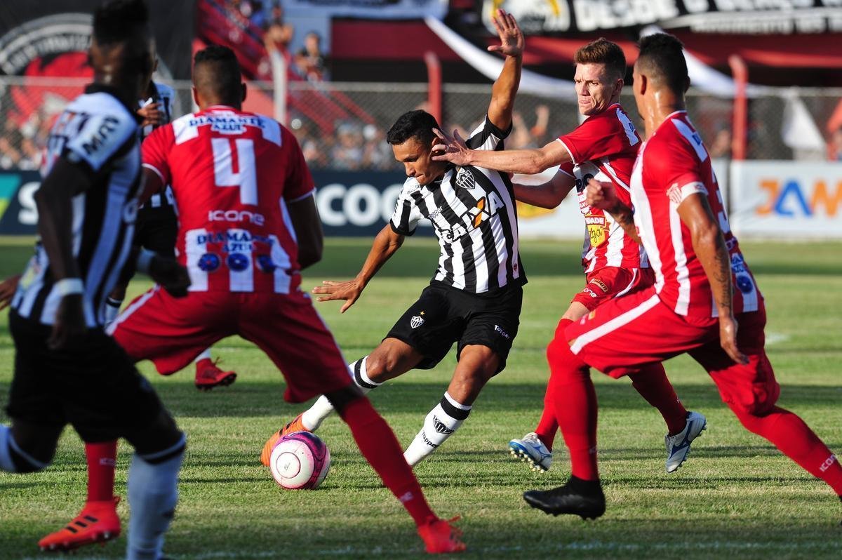 Villa Nova e Atltico se enfrentaram nesta quinta-feira