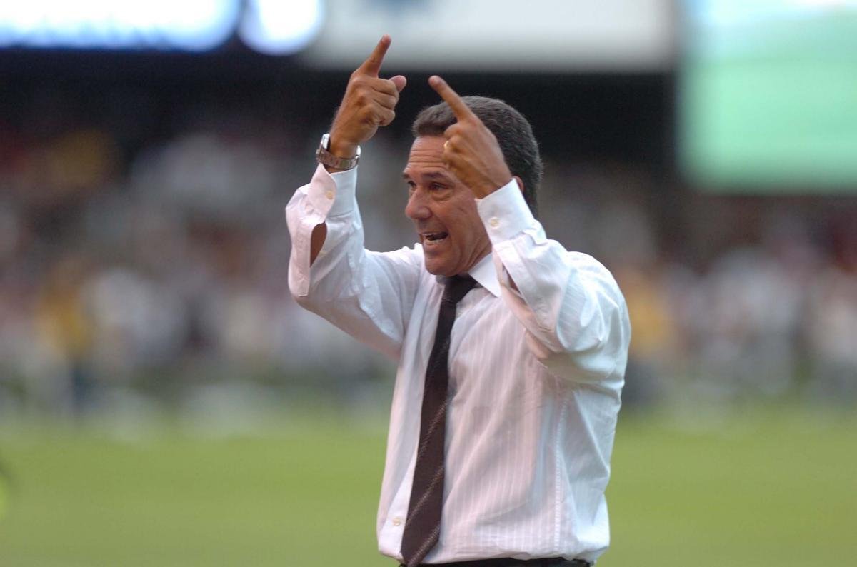 Vanderlei Luxemburgo dirigiu o Atltico em dois clssicos na temporada 2010. Foram duas derrotas para o Cruzeiro (3 a 1 e 1 a 0).