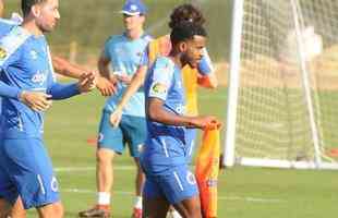 Cruzeiro fez nesta segunda-feira  tarde, na Toca da Raposa II, o ltimo treino em Belo Horizonte antes da partida contra o Internacional, quarta, no Beira-Rio, pela semifinal da Copa do Brasil. O tcnico Rogrio Ceni deve escalar Fbio; Edilson, Ded, Fabrcio Bruno (Leo) e Egdio (Dod); Henrique e Robinho; Marquinhos Gabriel; Thiago Neves e David; Pedro Rocha. Servindo  Seleo Colombiana, Orejuela est fora do jogo.