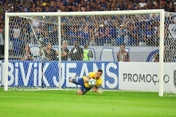 No jogo de volta, em 15 de agosto, um susto na torcida cruzeirense: o Santos venceu de virada por 2 a 1, no Mineiro, e levou a disputa para os pnaltis. Brilhou ento a estrela de Fbio, que pegou as cobranas de Bruno Henrique, Rodrygo e Jean Mota. O Cruzeiro, por sua vez, obteve 100% de aproveitamento (Lucas Silva, Raniel e David) e ganhou nas penalidades por 3 a 0.