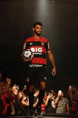 Festa de lançamento dos novos uniformes contou com a presença de jogadores e show de Paralamas de Sucesso