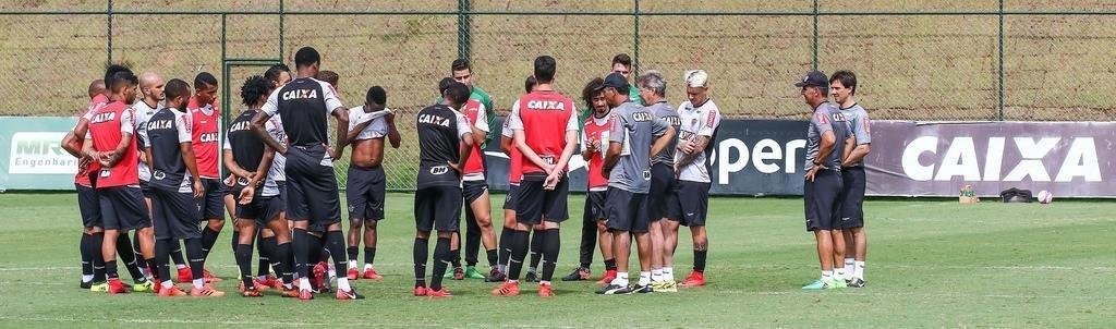 Imagens do treino coletivo comandado por Oswaldo de Oliveira