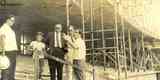 12/01/1965 - O engenheiro Gil Csar Moreira de Abreu,  direita, recebe visitas durante as obras de construo do Mineiro