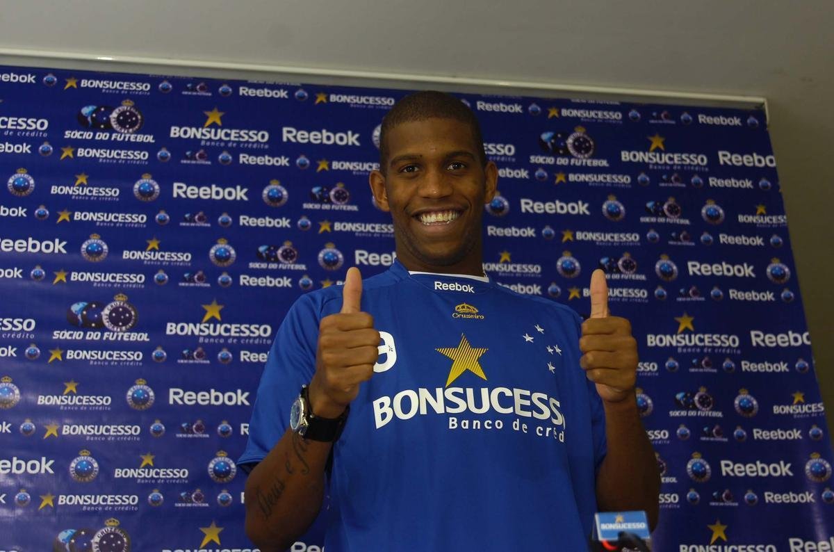 Gil (2009) - chegou ao Cruzeiro em agosto de 2009, aps conquistar, a servio do Atltico-GO, a Srie C de 2008 e o Campeonato Goiano de 2009. Ficou notabilizado por ser um zagueiro de muita fora e imposio na bola area. Em dois anos, disputou 102 jogos e marcou quatro gols - dois em clssicos contra o Atltico. Transferiu-se em agosto de 2011 para o Valenciennes, da Frana, por 3 milhes de euros. Em 2013, retornou ao Brasil para defender o Corinthians, clube no qual permaneceu at 2015. De 2016 a 2019, Gil foi jogador do Shandong Luneng, da China. Em julho, voltou ao Timo. O defensor ainda acumula convocaes para a Seleo Brasileira. Ele atuou com a amarelinha em 11 oportunidades.