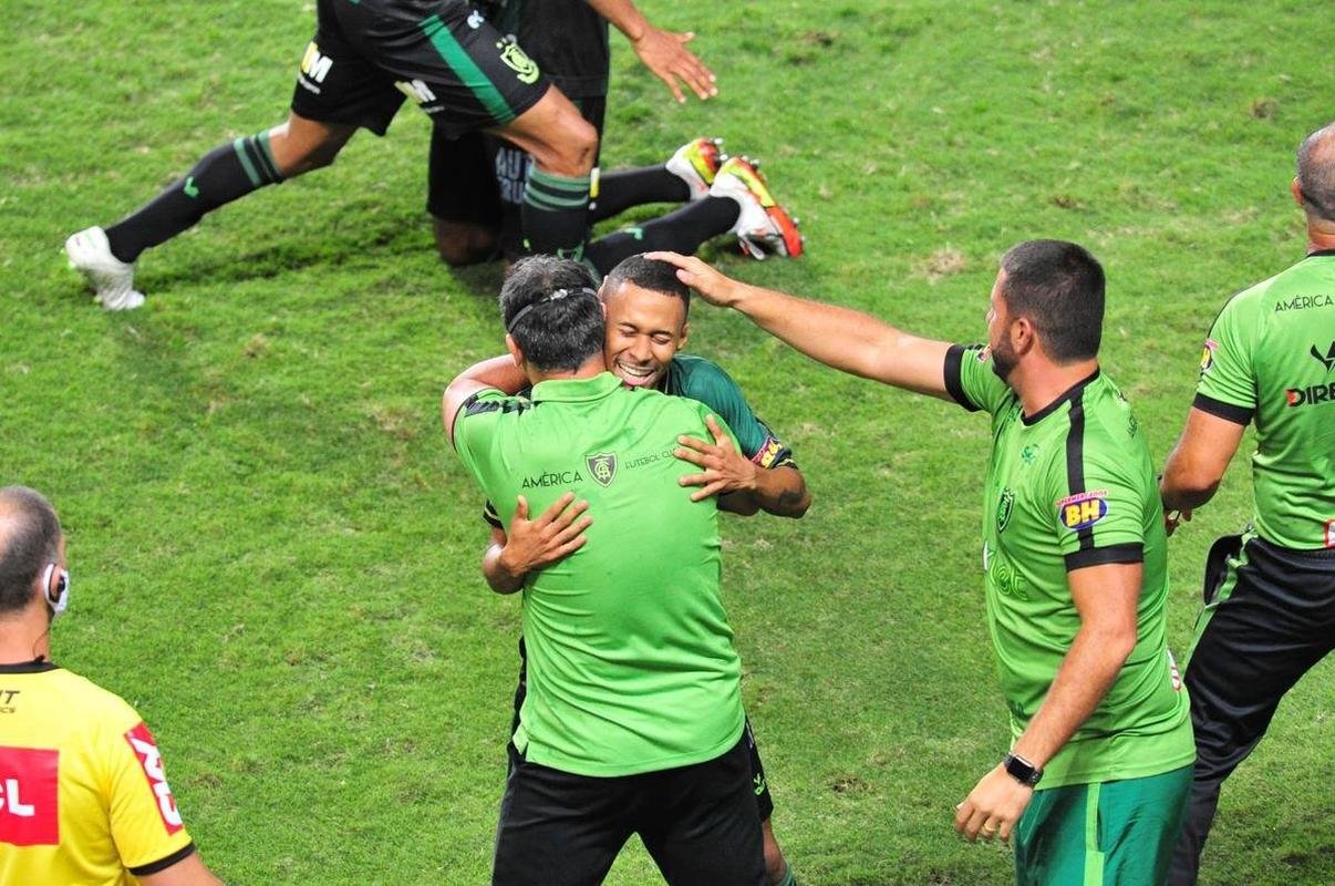 Ademir marcou dois gols na etapa final e colocou o Amrica em vatagem: 2 a 0