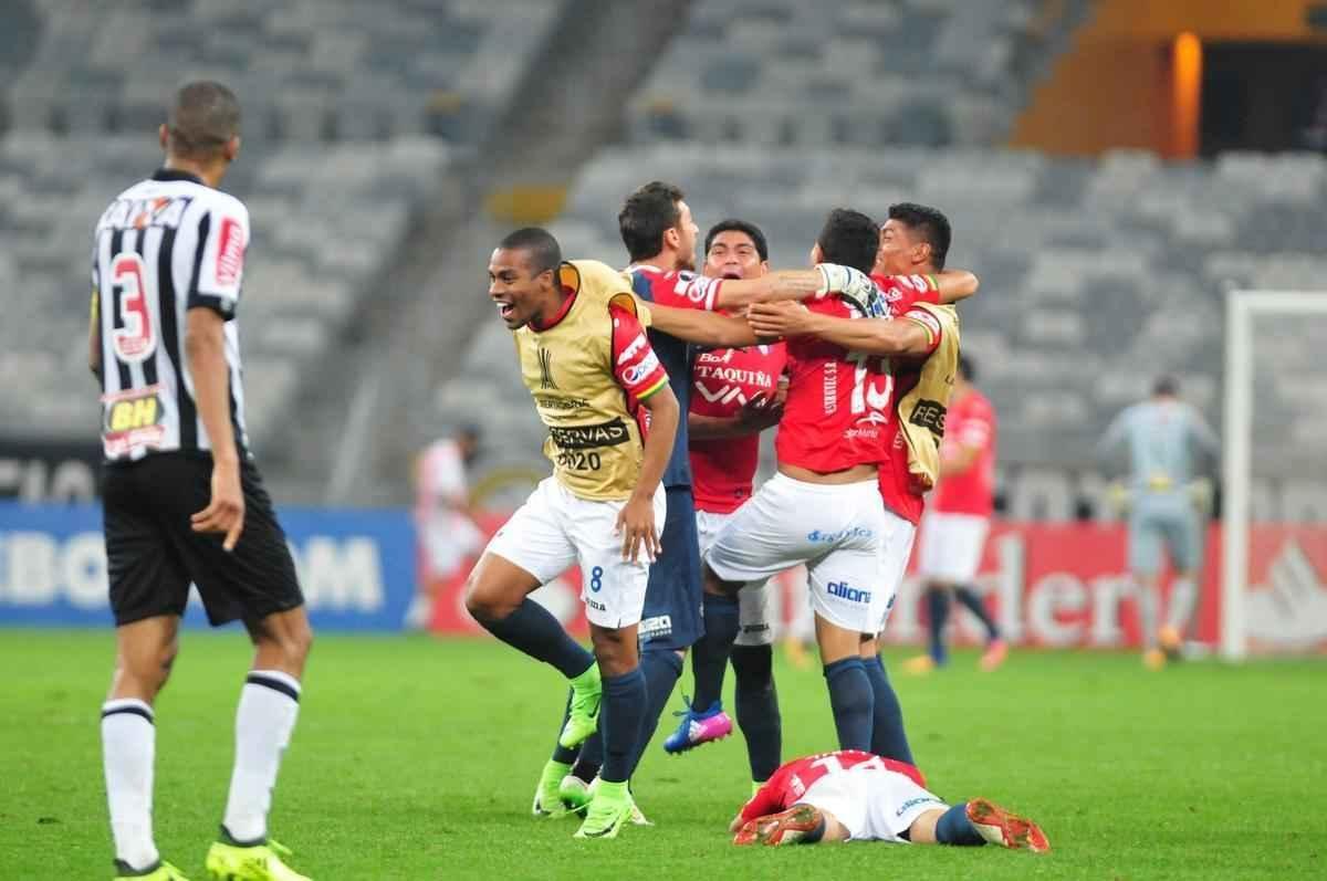 Irritados com eliminao para bolivianos no Mineiro, torcedores chegaram a oferecer dinheiro aos jogadores