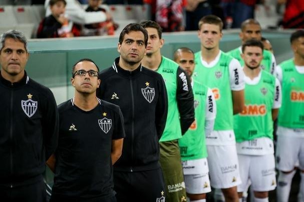 Galo perdeu muitas chances e acabou tropeando em Curitiba