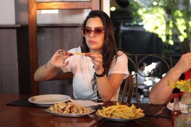 Na primeira vez de Larissa Riquelme em Belo Horizonte, levamos a modelo e apresentadora paraguaia para um verdadeiro banquete de pratos tpicos da culinria mineira. E ela adorou!