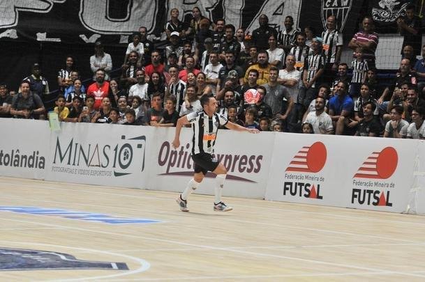Jogo festivo e solidrio reuniu craques do futsal mineiro em BH
