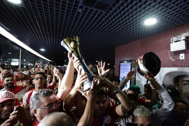 Jogadores, comissão técnica e diretoria do Náutico foram recebidos com festa no desembarque após a conquista do título da Série C do Campeonato Brasileiro, diante do Sampaio Corrêa. A delegação alvirrubra desembarcou em solo pernambucano pouco depois das 23h30 e seguiu em carro aberto para a sede do clube, no bairro dos Aflitos