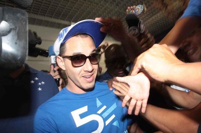 Rodriguinho foi muito festejado pela torcida do Cruzeiro na chegada a Belo Horizonte