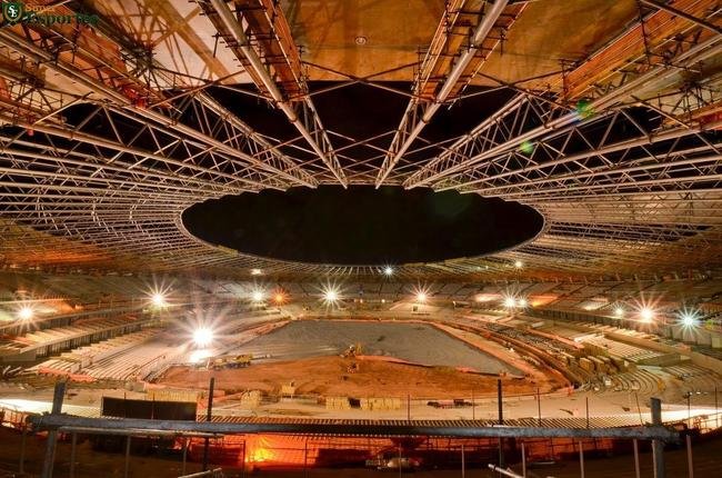 15/10/2012 - Obras no param nem  noite. Panorama geral do trabalho flagrado por Sylvio Coutinho