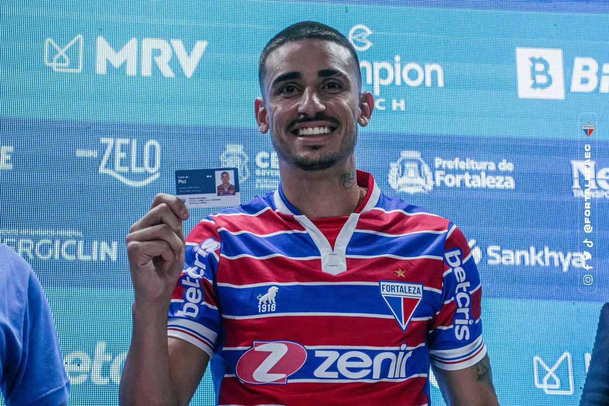 Fortaleza contratou o meia-atacante Thiago Galhardo
