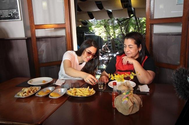 Na primeira vez de Larissa Riquelme em Belo Horizonte, levamos a modelo e apresentadora paraguaia para um verdadeiro banquete de pratos tpicos da culinria mineira. E ela adorou!