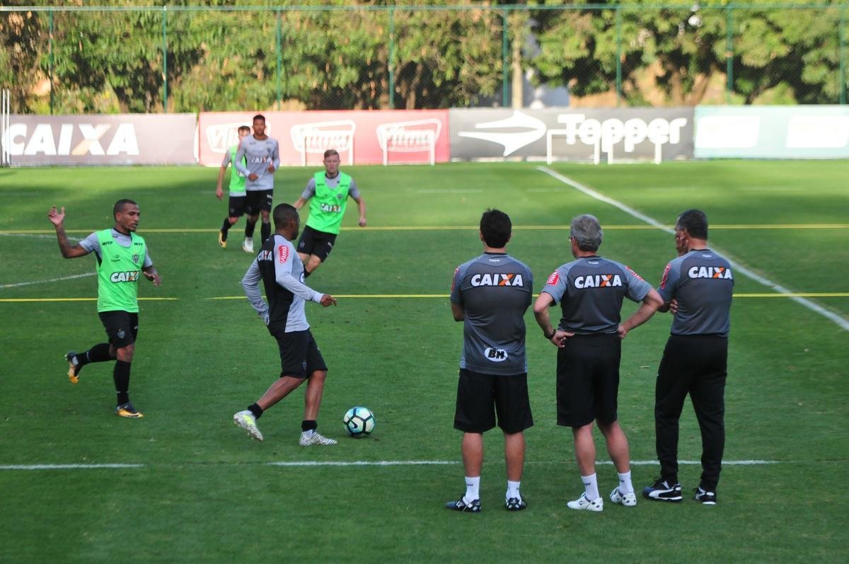 O tcnico Oswaldo de Oliveira foi apresentado na tarde desta tera-feira e, em seguida, comandou treino na Cidade do Galo